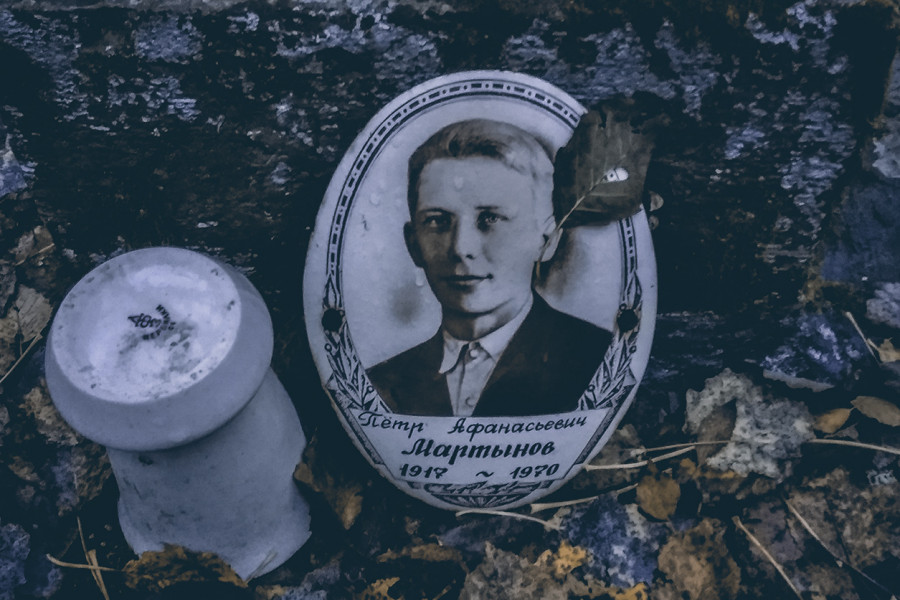 Тихо на лесном карельском кладбище осенью, лишь ветер, да закатное осеннее солнце