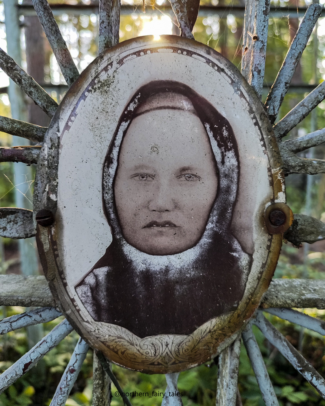 "Нельзя смотреть на фотографии умерших"