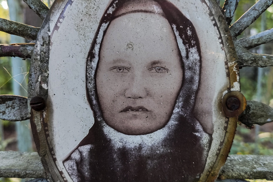 "Нельзя смотреть на фотографии умерших"