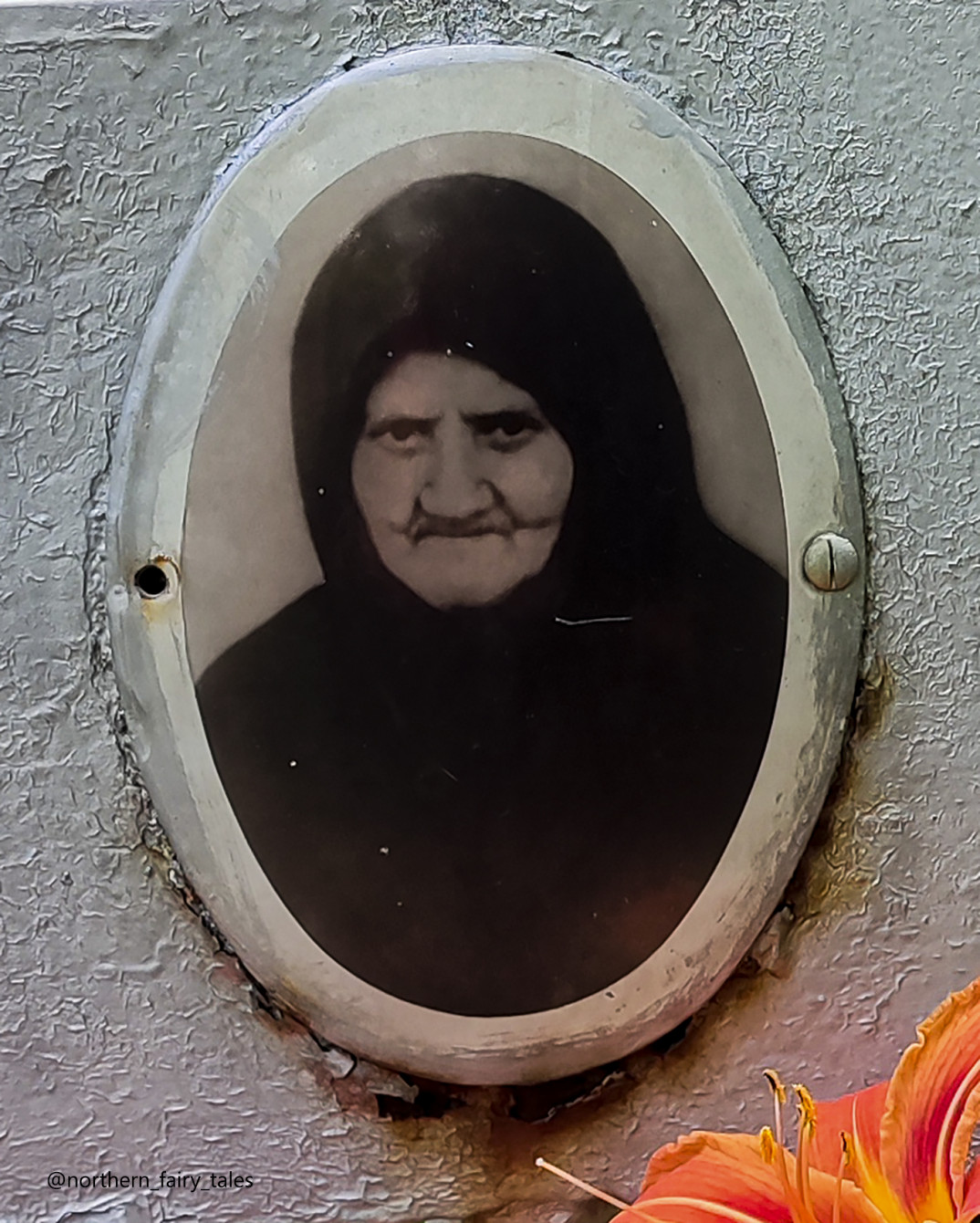 "Нельзя смотреть на фотографии умерших"