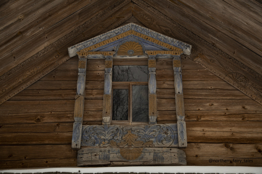 The windows of wooden houses are the mirror of their souls