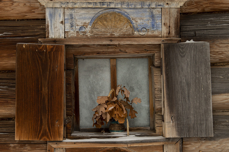 The windows of wooden houses are the mirror of their souls