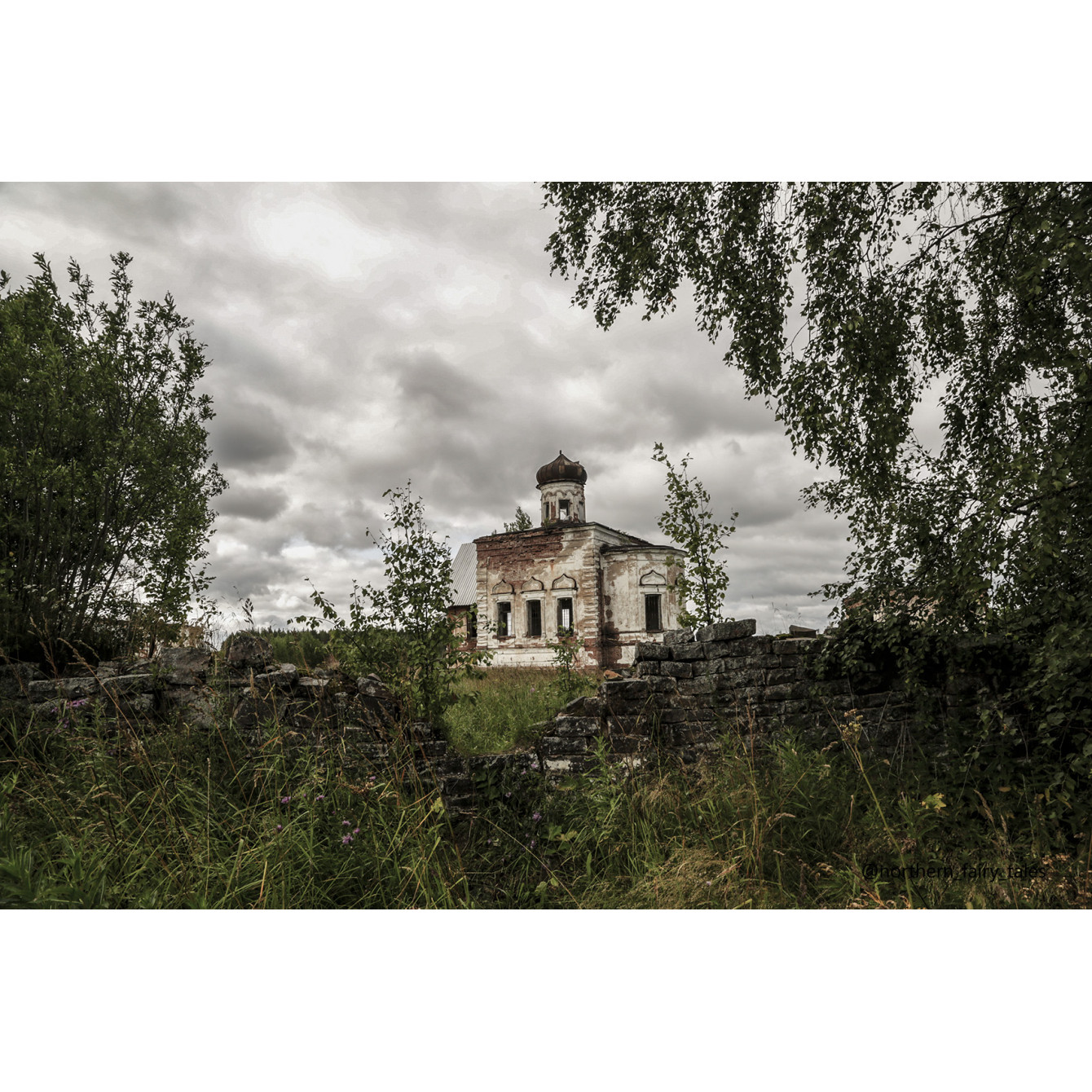 Руины Ионо-Яшезерского монастыря